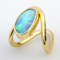 Goldener Ring mit Boulder-Opal