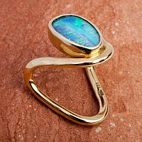 Goldener Victoria-Ring mit Boulder-Opal