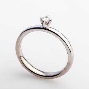 silberner Ring mit Diamant in kronenförmiger Fassung