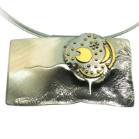 viereckiger silberner Anhänger mit goldenen Applikationen