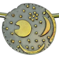 runder grauer Anhänger mit goldenen Applikationen