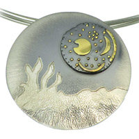 runder grauer Anhänger mit goldenen Applikationen