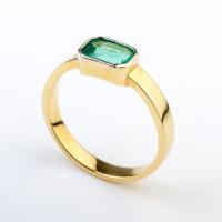 Goldener Ring mit achteckigem Smaragd