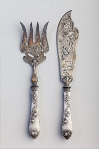 Verschmutztes Silberbesteck: Gabel und Messer