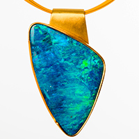 Goldener Anhänger mit Boulder-Opal