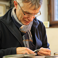 Goldschmied bei der Arbeit