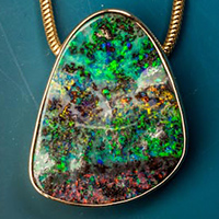 Goldener Anhänger mit Boulder-Opal