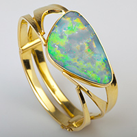 Goldener Armreif mit Schwarzopal