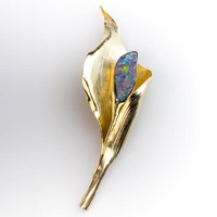 Anstecker in Form einer Calla-Blüte mit Opal