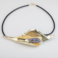 Anhänger in Form einer Calla-Blüte mit Opal