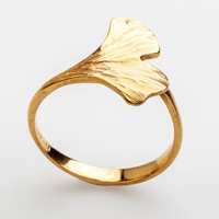 Goldener Ring in Form eines Ginkgoblatts