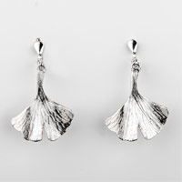 Silberner Ohrschmuck in Form eines Ginkgoblatts