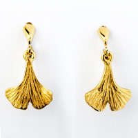 Goldener Ohrschmuck in Form eines Ginkgoblatts