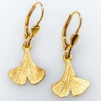 Goldener Ohrschmuck in Form eines Ginkgoblatts